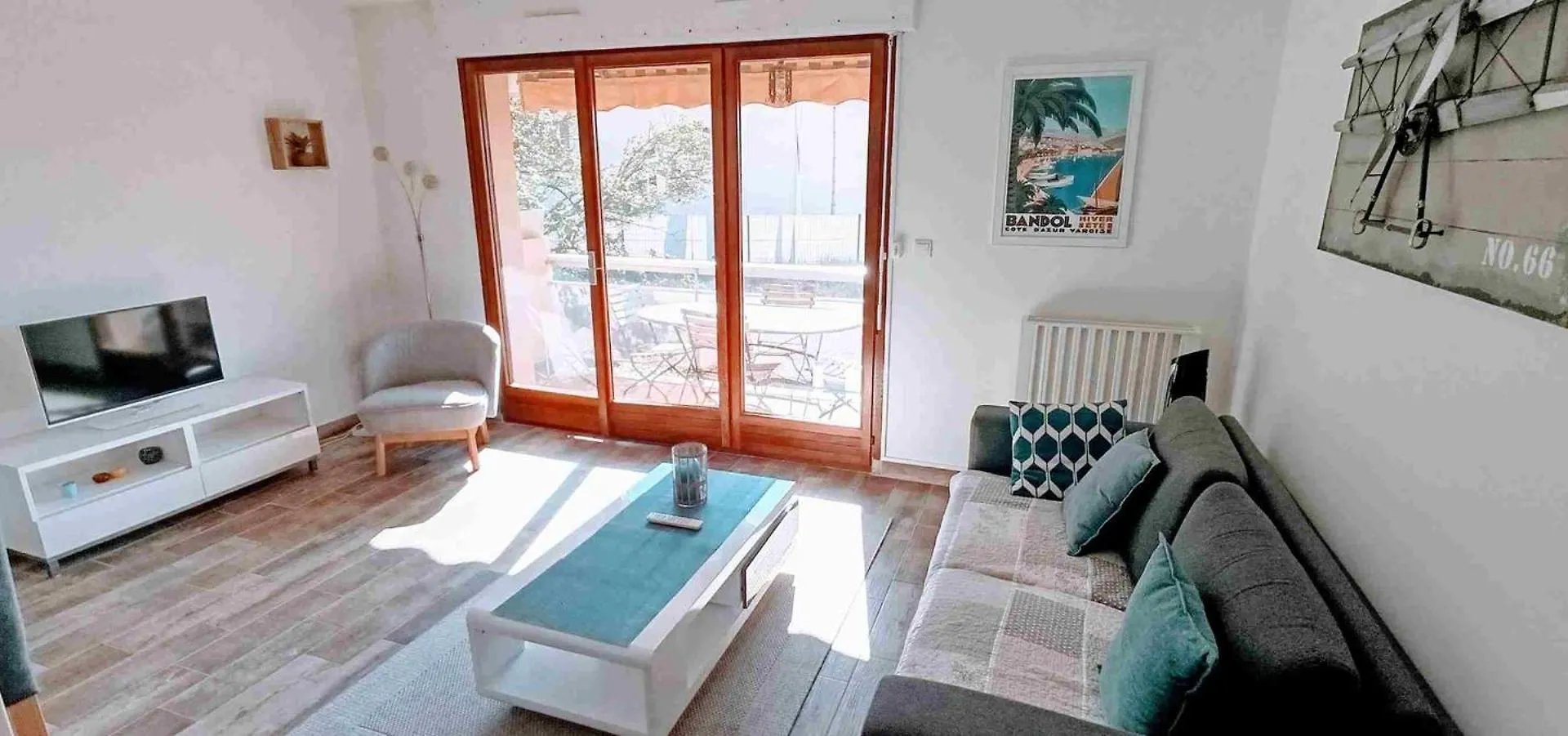 2-Bedroom Apartment Near The Beach Bandol 0*,  Frankrig